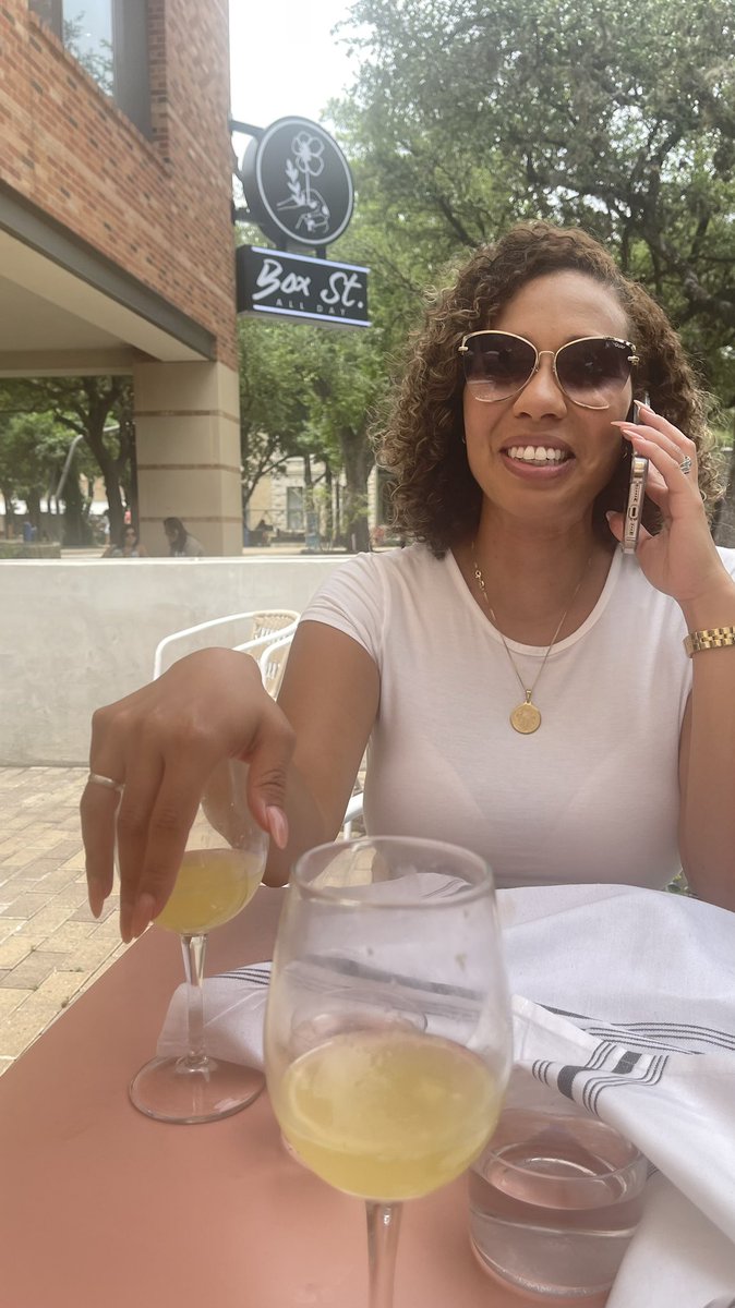 TJ_Crawford's tweet photo. This my girl. Protecting her drink at all costs.  #daydrinking #realtherapy https://t.co/pE0Wr2sdDa