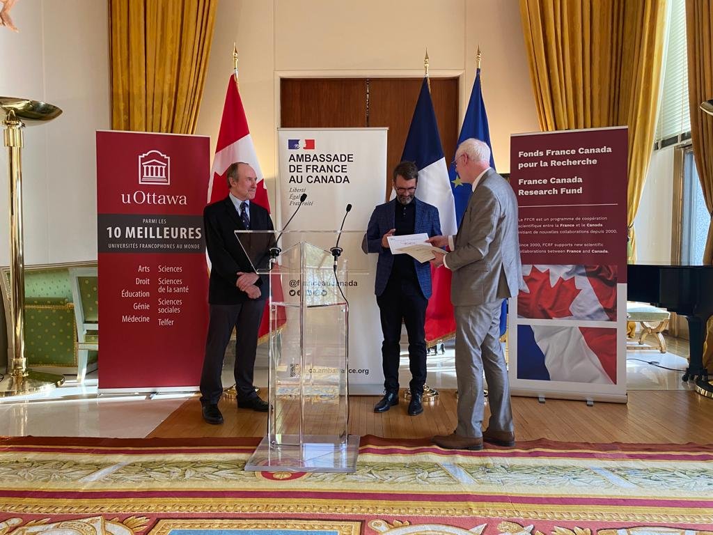 CNRS_Canada's tweet photo. Félicitations aux co-fondateurs de @UMI_TAKUVIK @CNRS @universitelaval pour le Prix du #FFCR. Il y a 20 ans, le Fonds a permis de catalyser une grande aventure entre 🇫🇷 et 🇨🇦 en recherche des éco- et géo-systèmes polaires #vision #amitié @franceaucanada @FranceQC @Sorbonne_Univ_ https://t.co/SSlD1zO6qf