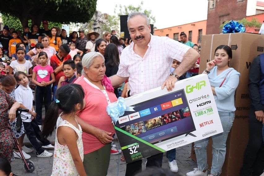 gustavomaciasz's tweet photo. Excelente festejo a las mamás tequilenses que organizó el @GobiernoTequila que encabeza #PonchoMagallanes. 

Felicidades por la organización y por brindarles un gran momento de alegría y diversión. https://t.co/afxSXXQPip