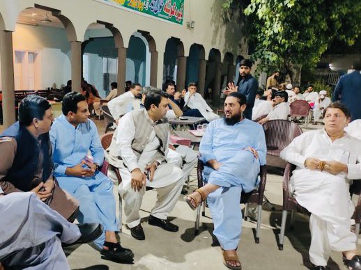 PMLNSMTMBDIN's tweet photo. گجرات: کوٹلہ جلسہ کے حوالے سے ڈویژنل صدر پاکستان مسلم لیگ ن چوہدری عابد رضا کوٹلہ ایم این اے سے ڈویژنل سیکرٹری اطلاعات چوہدری خرم مشتاق، ضلعی سیکرٹری اطلاعات گوجرانوالہ میاں مدثر نذیر اور ضلعی سیکرٹری اطلاعات گجرات میاں اکمل حسین ملاقات اور مشاورت کررہے ہیں https://t.co/THekWzy6VC