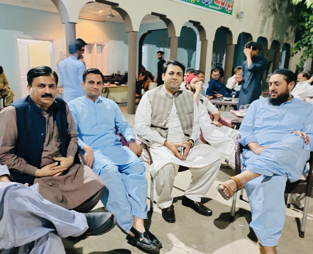 PMLNSMTMBDIN's tweet photo. گجرات: کوٹلہ جلسہ کے حوالے سے ڈویژنل صدر پاکستان مسلم لیگ ن چوہدری عابد رضا کوٹلہ ایم این اے سے ڈویژنل سیکرٹری اطلاعات چوہدری خرم مشتاق، ضلعی سیکرٹری اطلاعات گوجرانوالہ میاں مدثر نذیر اور ضلعی سیکرٹری اطلاعات گجرات میاں اکمل حسین ملاقات اور مشاورت کررہے ہیں https://t.co/THekWzy6VC