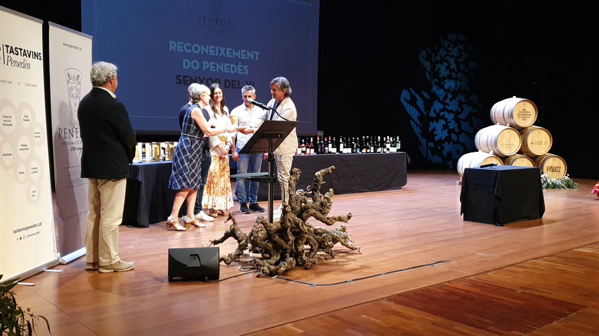 Tastavins1965's tweet photo. S'entreguen els premis honorífics Senyors del Vi @dopenedes a professionals del sector que ens han deixat:

▪️ Ramon Balada: elaborador de vins @dopenedes 
▪️ Josep Puig: director general de @Parxet1920 i @BSumarroca 
▪️ Jaume Rovira: enòleg de @jeanleon1963 

#TastavinsPenedes22 https://t.co/PITYchZXBr