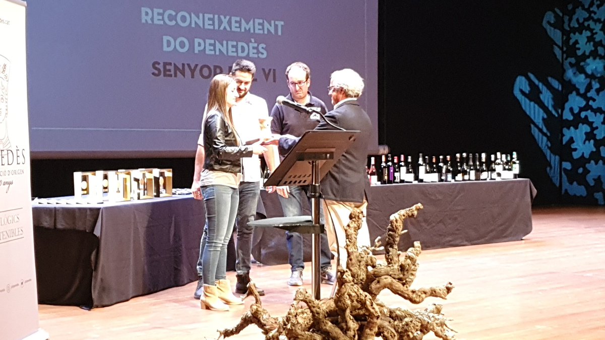 Tastavins1965's tweet photo. S'entreguen els premis honorífics Senyors del Vi @dopenedes a professionals del sector que ens han deixat:

▪️ Ramon Balada: elaborador de vins @dopenedes 
▪️ Josep Puig: director general de @Parxet1920 i @BSumarroca 
▪️ Jaume Rovira: enòleg de @jeanleon1963 

#TastavinsPenedes22 https://t.co/PITYchZXBr