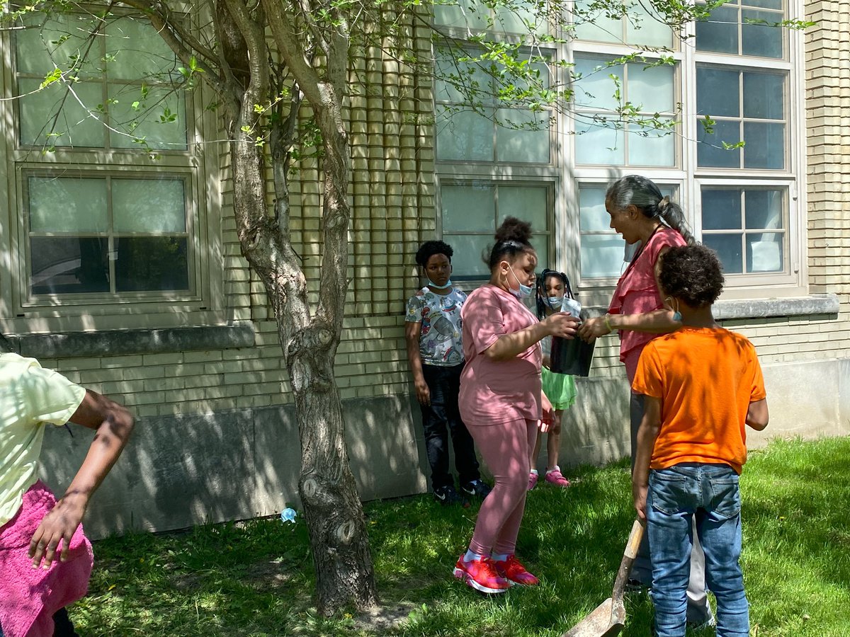 Wayne_DPSCD's tweet photo. Thank you @EnglishGardens for donating plants for us to plant around out school! Our 4th graders! 💐🚀 #WayneElementary #DPSCD https://t.co/KrvPpGgcLn