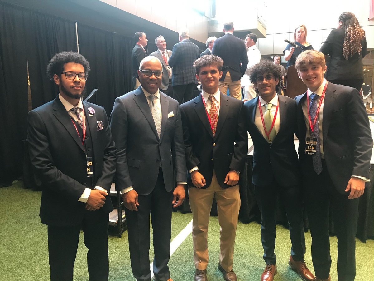 SpursMilton's tweet photo. Halftime Sports Stud Interns with ESPN’s Jay Harris. https://t.co/fGCEFEX8IE