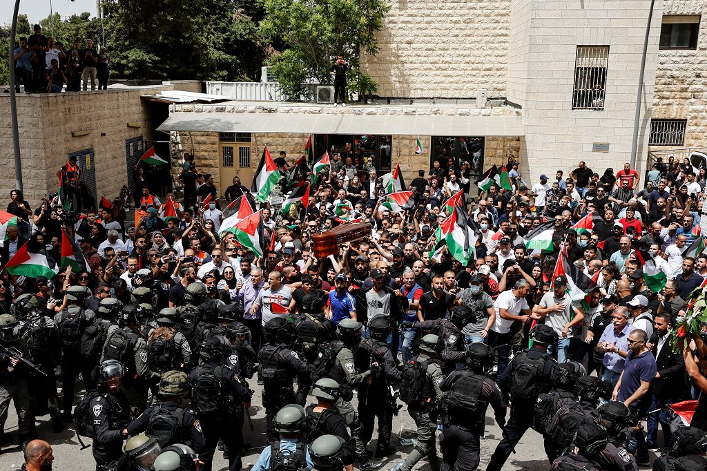 AJEnglish's tweet photo. @dianabuttu @StefanieDekker Israeli occupation forces attack Shireen Abu Akleh’s funeral in occupied East Jerusalem.

— in pictures https://t.co/uRSxGV3vTq https://t.co/RxJILDbKXx