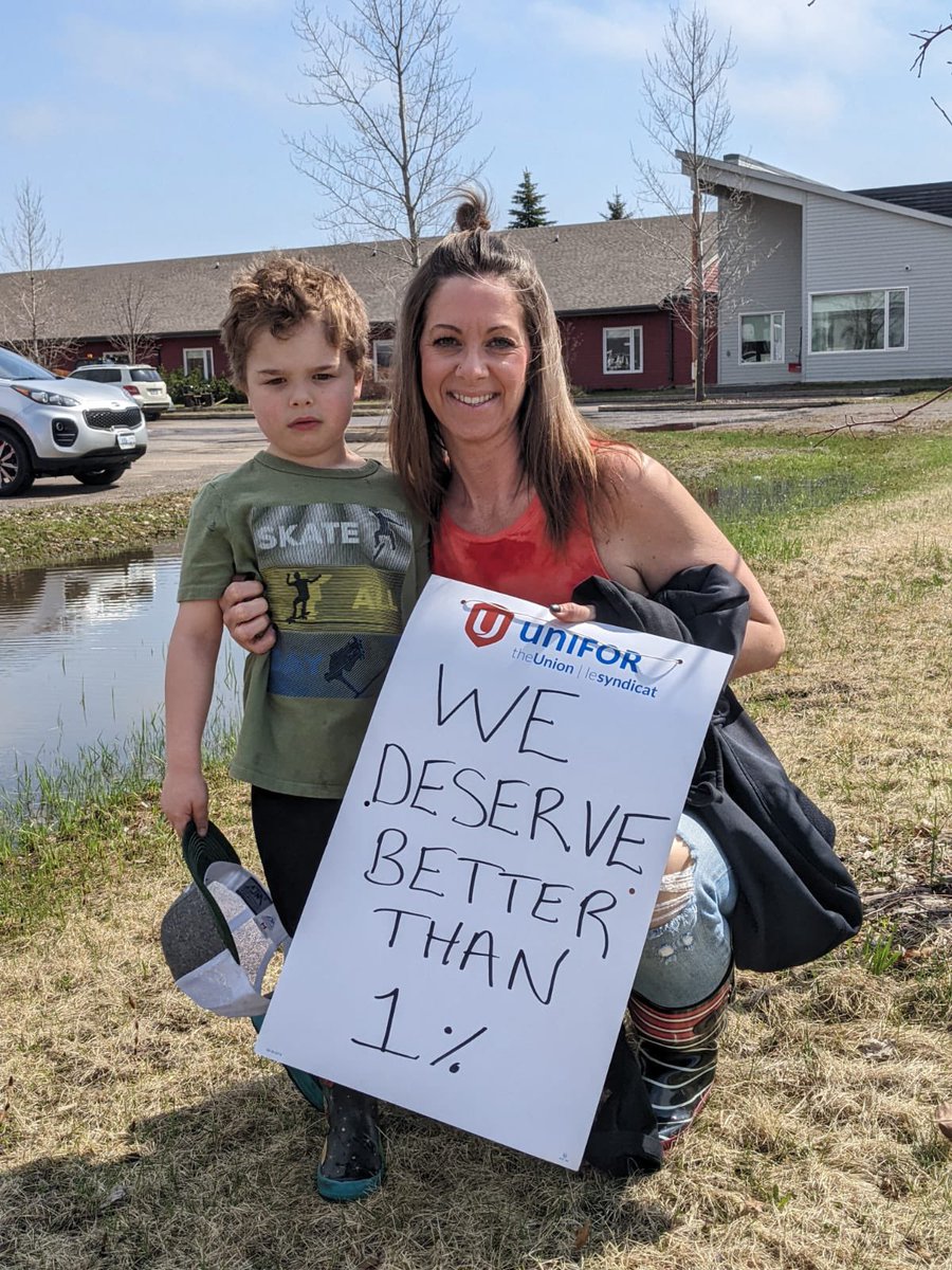 UniforTheUnion's tweet photo. Long-term care workers, families of residents, and community members came together for the Thunder Bay Save Long Term Care Day of Action. https://t.co/NcfaazkLR8 https://t.co/UgRKCQ9A4P