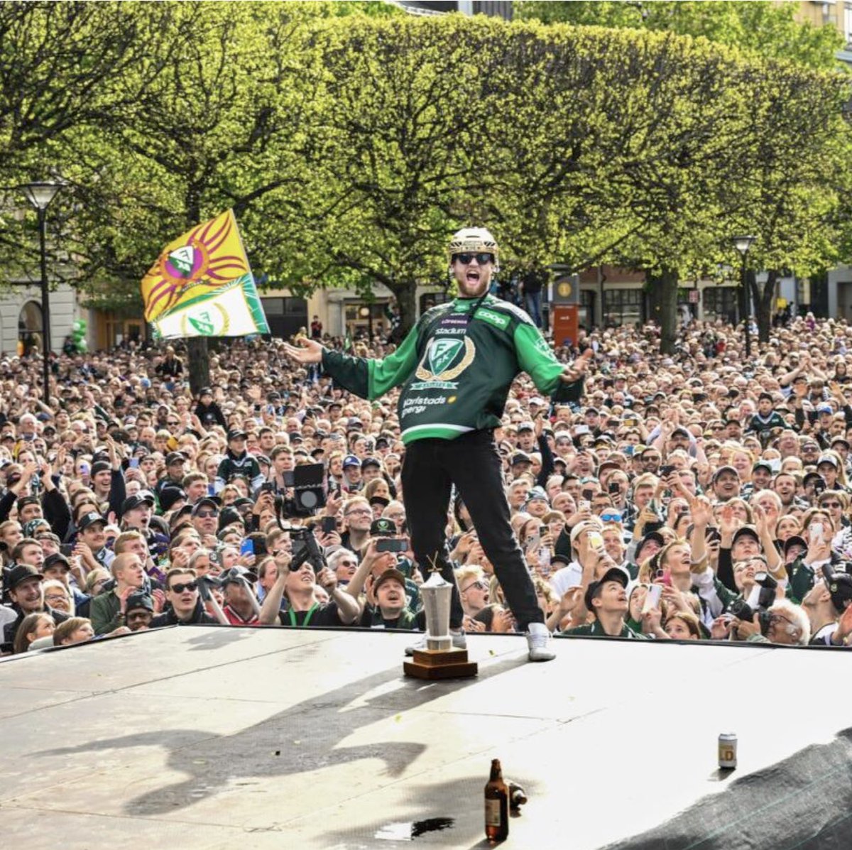 ungeherrn's tweet photo. Kungen av stora torget! https://t.co/6sfUe2FtSj