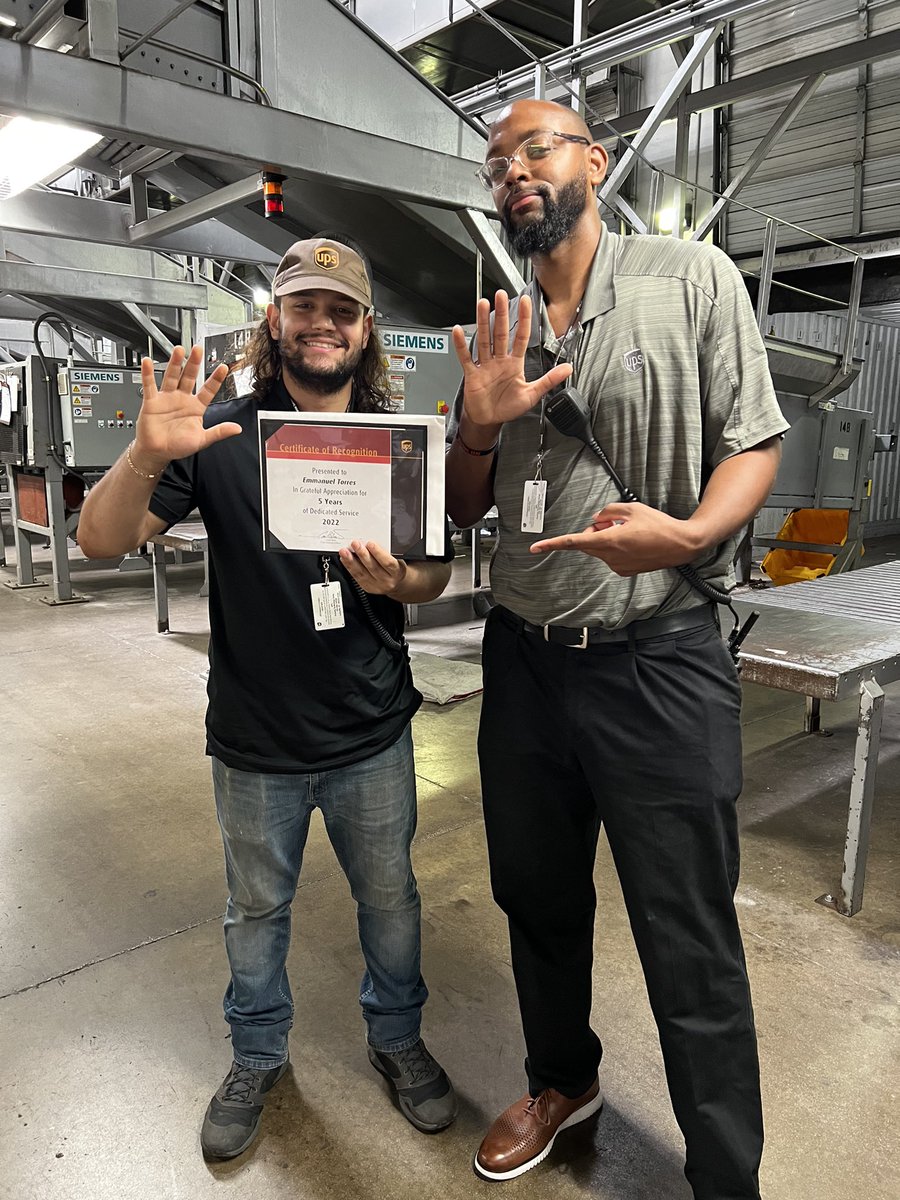 Indyday_lions's tweet photo. Congratulations to these two on their 5 year Anniversary here at UPS!! Big Milestone #Congratulations #FiveYearAnniversary #BigMileStone #Ups #ThankYouBothForEverythingYouDo #DaySort #IndyLions #HappyFriday @bigtymer504 @FitchettMarqus https://t.co/hI79ck4HbI
