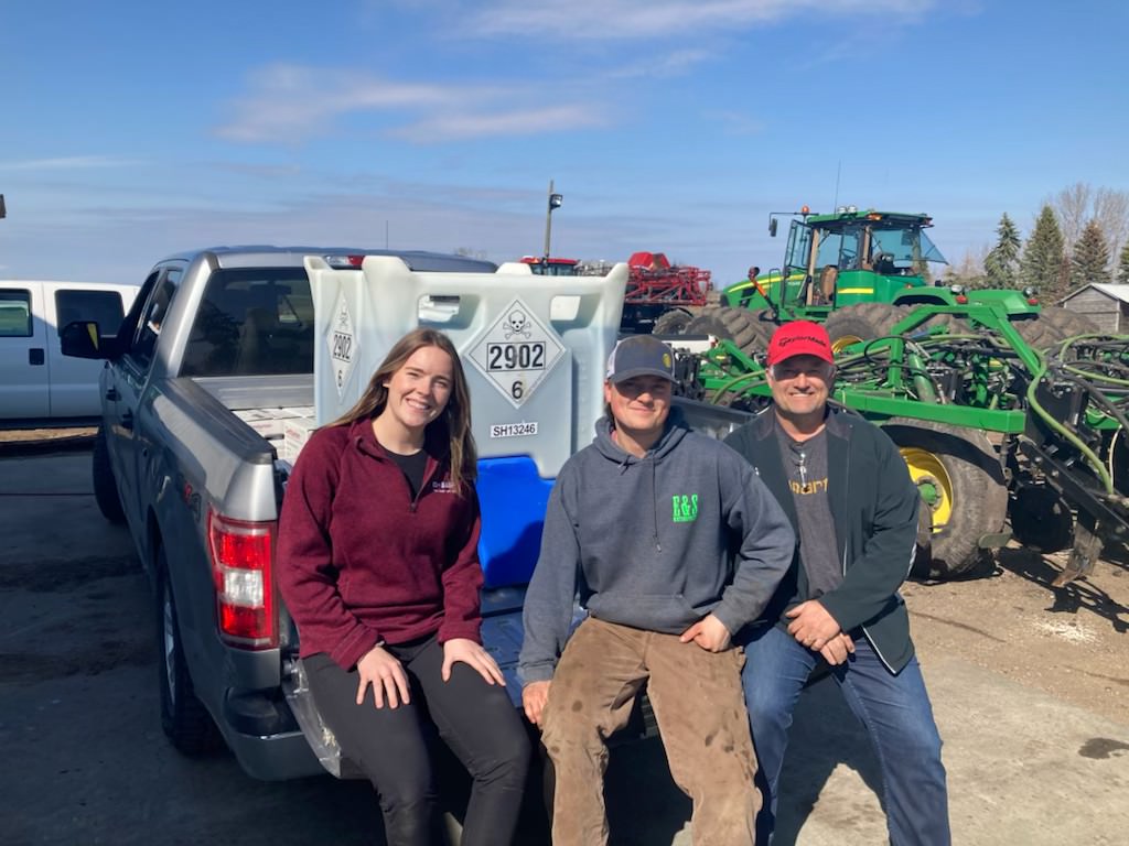 BASFAgSolutions's tweet image. Congratulations to the Stack the Field Contest grand prize winner, Kelly Melnyk (far right) of Mundare, AB, who is stacking his fields with 320 acres of canola products this season. Thanks to all who entered. See the full list of winners here: agro.basf.ca/stack_the_fiel… #WestCdnAg