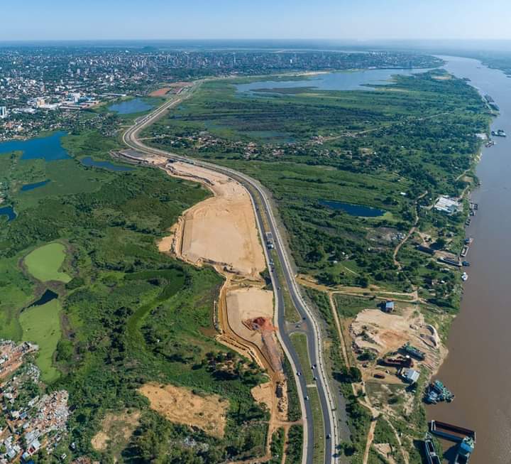 rosavacchettapy's tweet photo. En una imagen toda la riqueza que encierra LA COSTANERA, el lado lindo se Asunción: ciudad, humedales, variado verde tornasolado, vía rápida, riqueza en fauna y flora, río Paraguay y  tantos brazos que dan respiro a la otra cara poluida de nuestra capital. 
#CostaneradeAsunción https://t.co/HMPgJbT27D