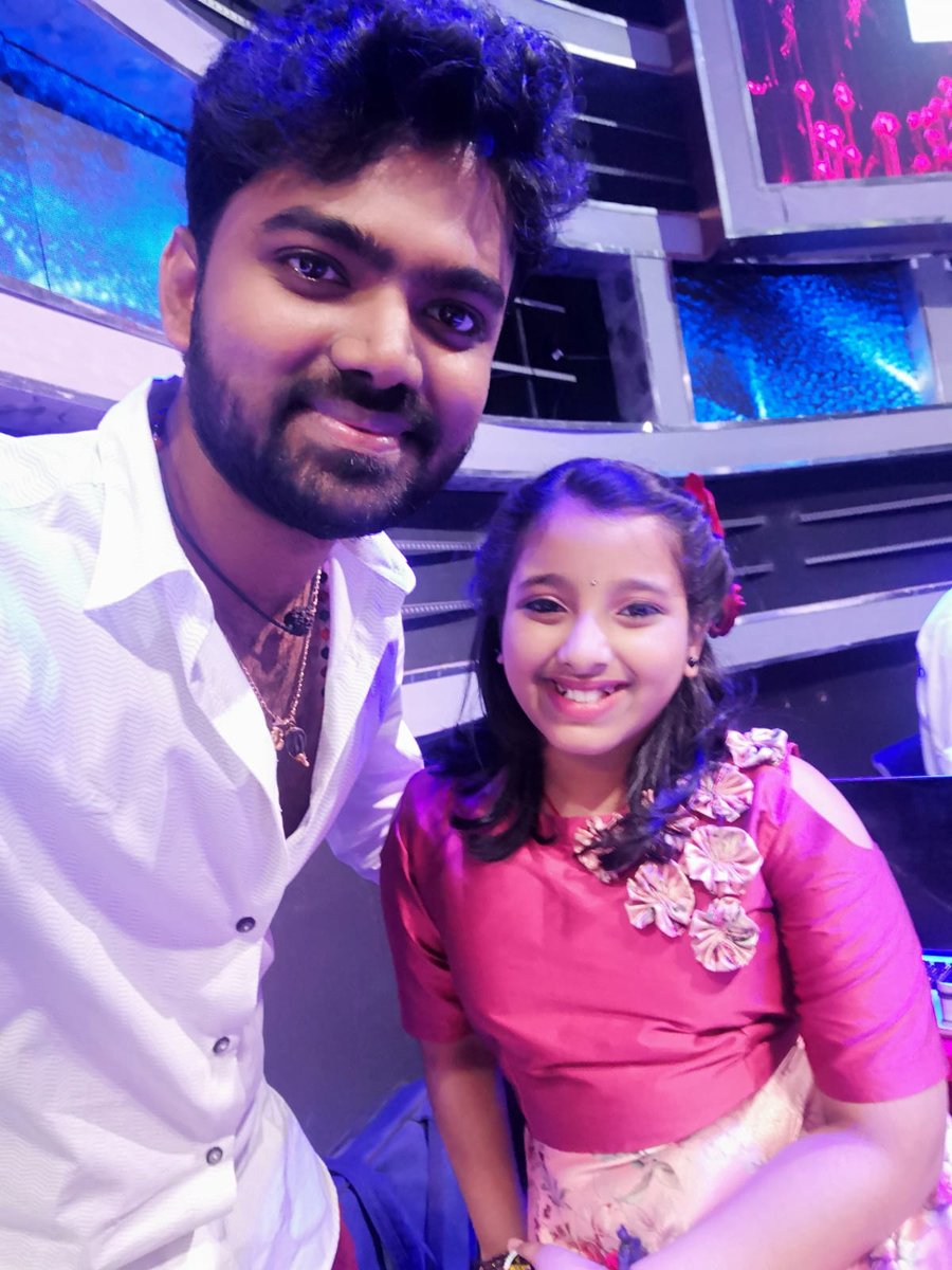 singernehag's tweet photo. Neha Girish With Karthick Devaraj Anna from Mani Anna Band Set of Super Singer Junior 8 VijayTV

#karthickdevaraj #supersingernehatop10
#supersingerneha #supersingernehagirish #supersingerjunior8 #supersinger #supersingerjunior #maniannaband https://t.co/fFWxbhWZBY