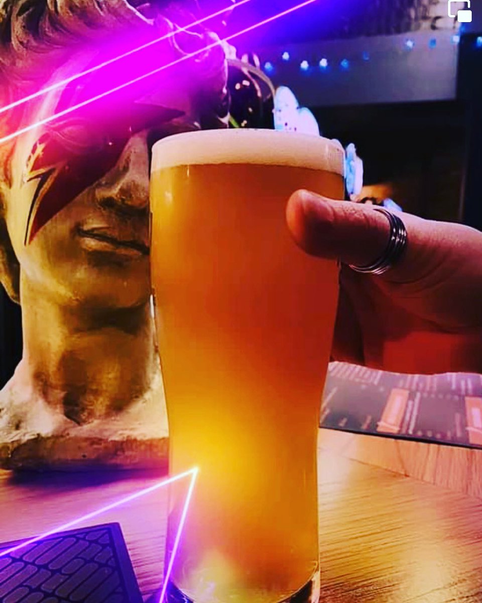 It’s Friday! Time for a Megapint 🤩 authentic Japanese food served til late #FridayThe13th #megapint #Friday #beer #londonpub #islington #hops