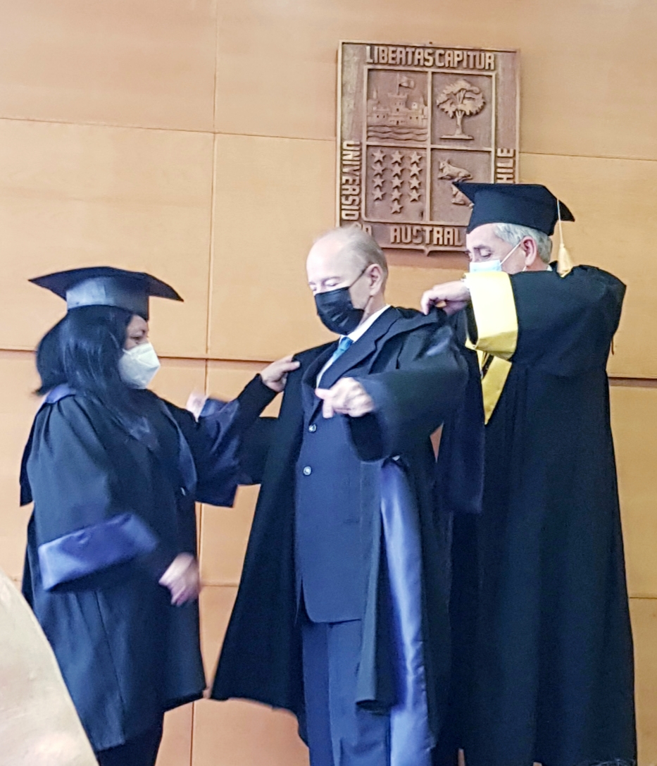 Hoy tuvo lugar la ceremonia donde el Dr.  Francisco Bozinovic recibió el grado de Doctor Honoris Causa de la UACh 🎓👏

video de la ceremonia en: youtube.com/watch?v=ZTZi70…