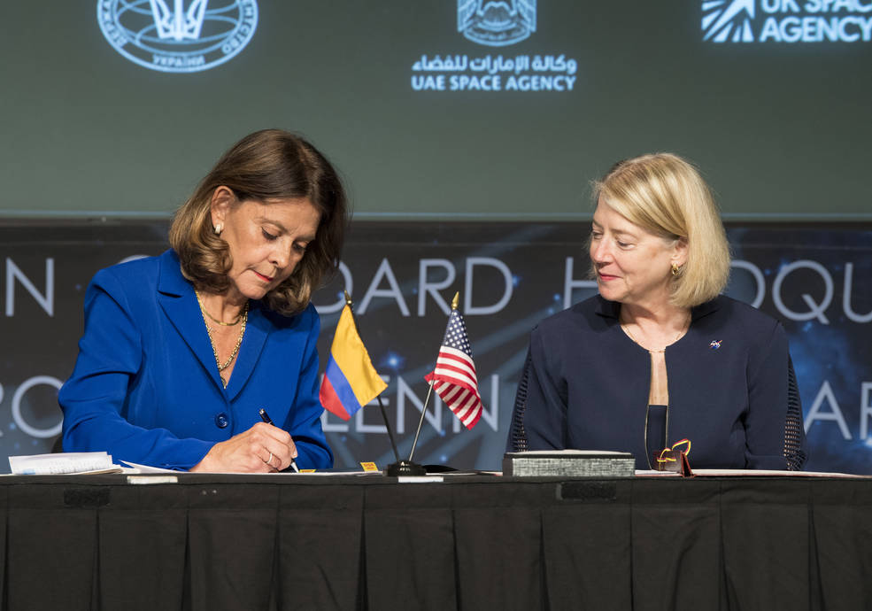 aeroERMO's tweet photo. Colombia firma los Acuerdos Artemis

Más información en: https://t.co/3yjtx1wej2

#AeroErmo #NASA #Colombia #Acuerdos #Artemis #Firma 
@NASA https://t.co/WrHEwYfOue