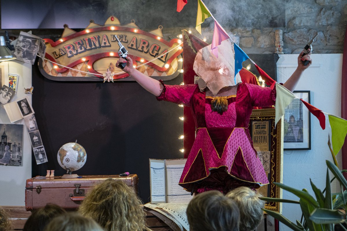 Zirkoaren arteaz beteriko emanaldi ikusgarri eta dibertigarri batekin amaitu da Remigia Echarren-en partehartzea aurtengo #Poltsiko jaialdian >> ‘La reina del Arga’ 🎪 

#Antzerkia #Teatro #Donostia #DonostiaKultura
