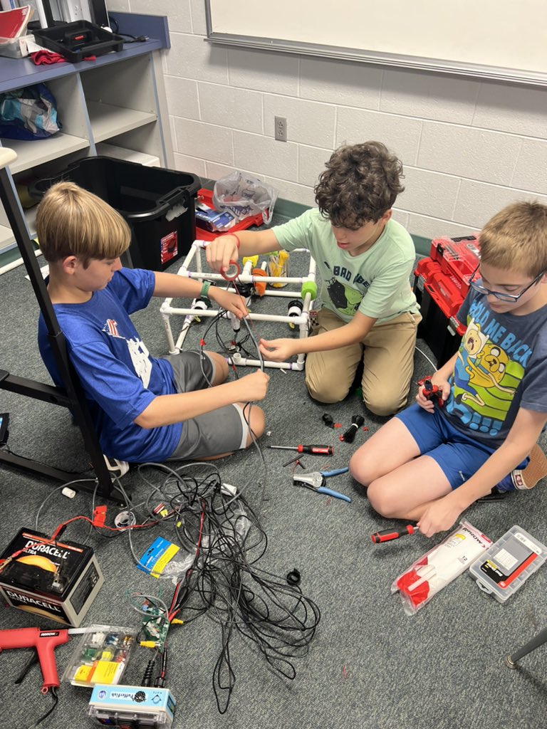 jsms_robotics's tweet image. The Thrill Gills are ready for their first ever MATE rov competition this weekend! Proud of their hard work! #watergame