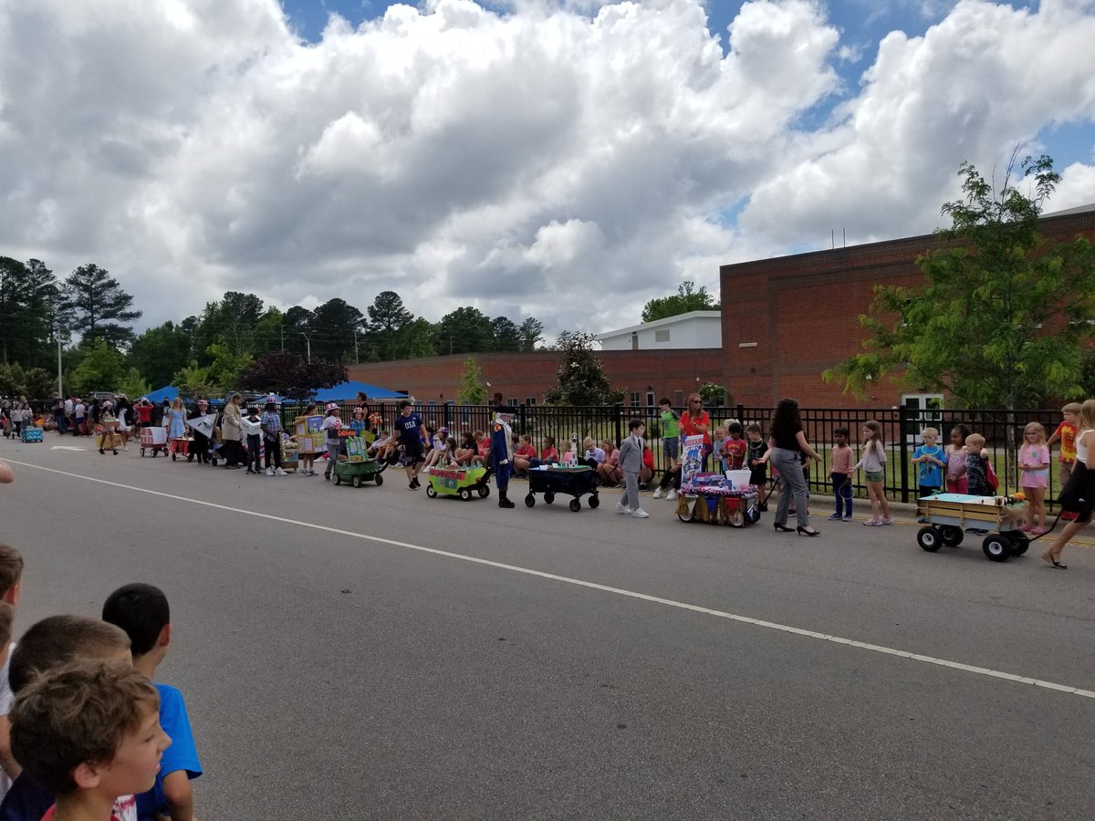 DavidJGaudet's tweet photo. Big day for @OakviewElem 5th graders!  They did an unbelievable job with Presidential Tea in the morning and State Parade of Floats in the afternoon #ReadyForMiddle https://t.co/FJq6Uz9iFU