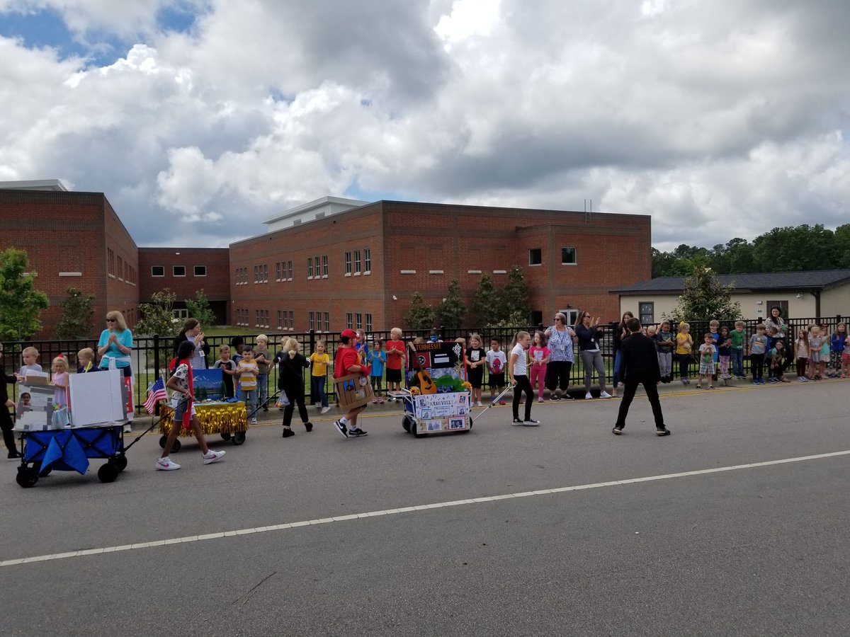 DavidJGaudet's tweet photo. Big day for @OakviewElem 5th graders!  They did an unbelievable job with Presidential Tea in the morning and State Parade of Floats in the afternoon #ReadyForMiddle https://t.co/FJq6Uz9iFU
