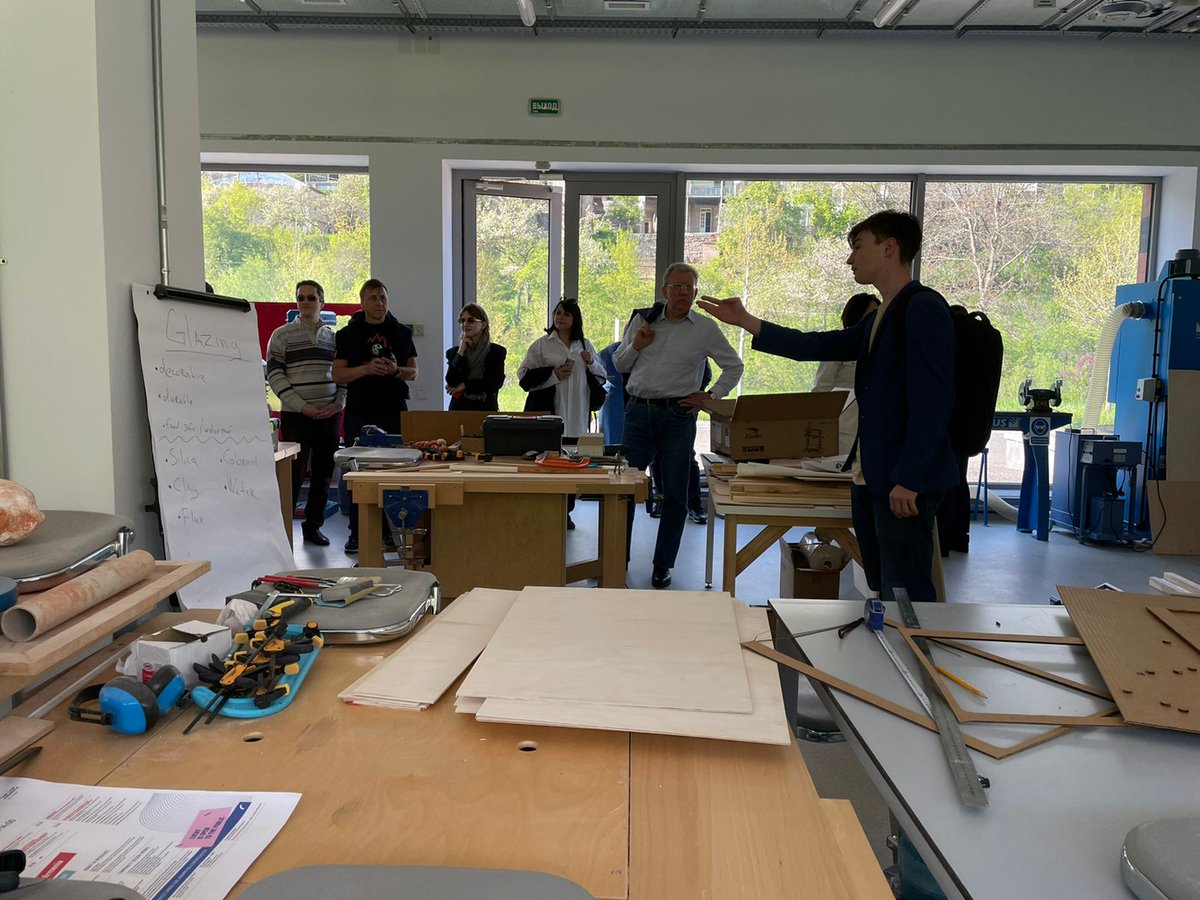 Познакомился со школой  UWC в Дилижане, которую развивают Вероника и Рубен Варданяны. О школе нам рассказали ее ученики. Школа работает на принципах Liberal Arts, кампус прекрасный, но главное - удивительные выпускники!