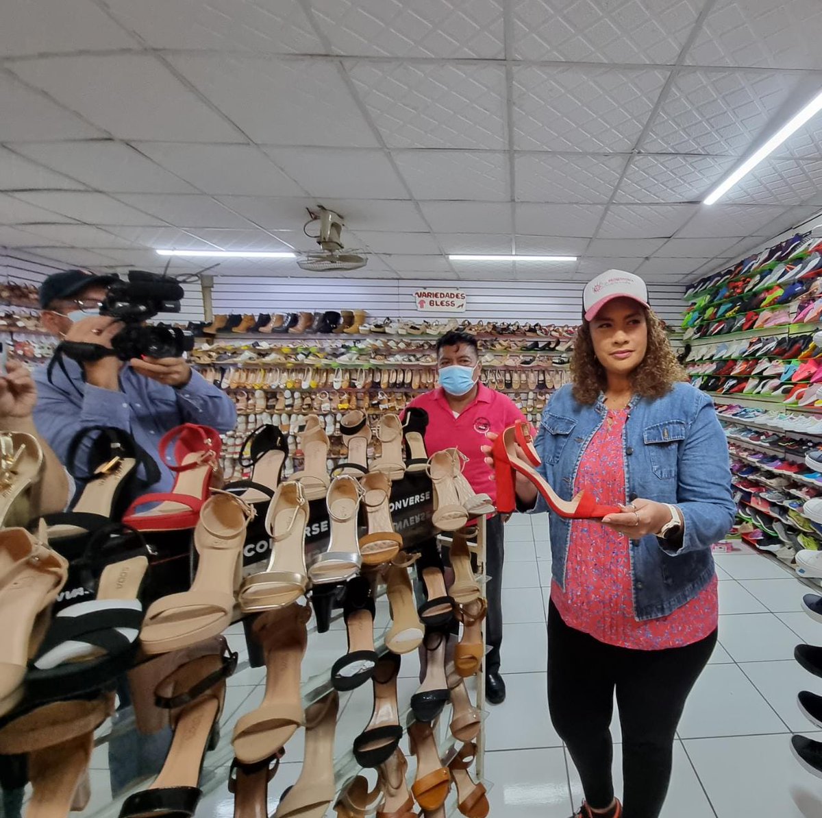 alma_commema's tweet photo. #EsteViernes #13Mayo Contamos con la visita de la alcaldesa de @alcaldia_mga Cra. Reyna Rueda, Director General de #COMMEMA Cro. Freddy Casco y las Asociaciones de #Comerciantes. Realizaron un Recorrido por Diversos sectores del #MercadoIsraelLewites https://t.co/agh44LemOC