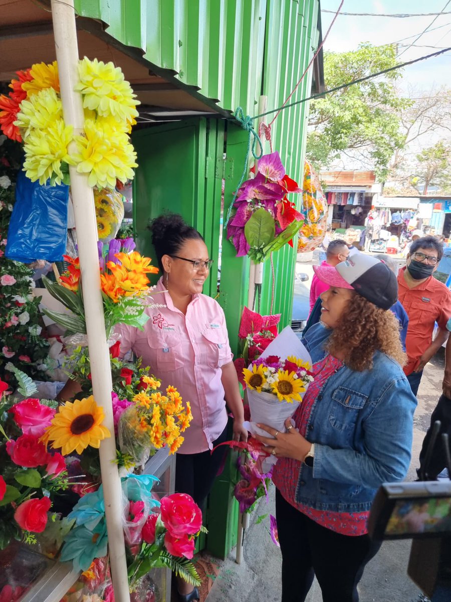 alma_commema's tweet photo. #EsteViernes #13Mayo Contamos con la visita de la alcaldesa de @alcaldia_mga Cra. Reyna Rueda, Director General de #COMMEMA Cro. Freddy Casco y las Asociaciones de #Comerciantes. Realizaron un Recorrido por Diversos sectores del #MercadoIsraelLewites https://t.co/agh44LemOC