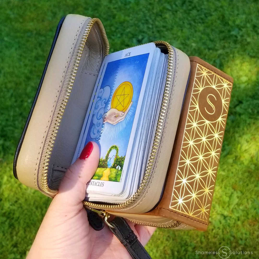ShamelessTarot's tweet photo. Are you still struggling to untie that tight little knot on your #tarot bag just so you can access your deck? 
 
If you’re ready to put the fork down and leave your knot-picking ways behind you for good, check out our tarot cases at the link in our bio.😄

#tarotcards #tarotdeck https://t.co/TIPHSCcGVv