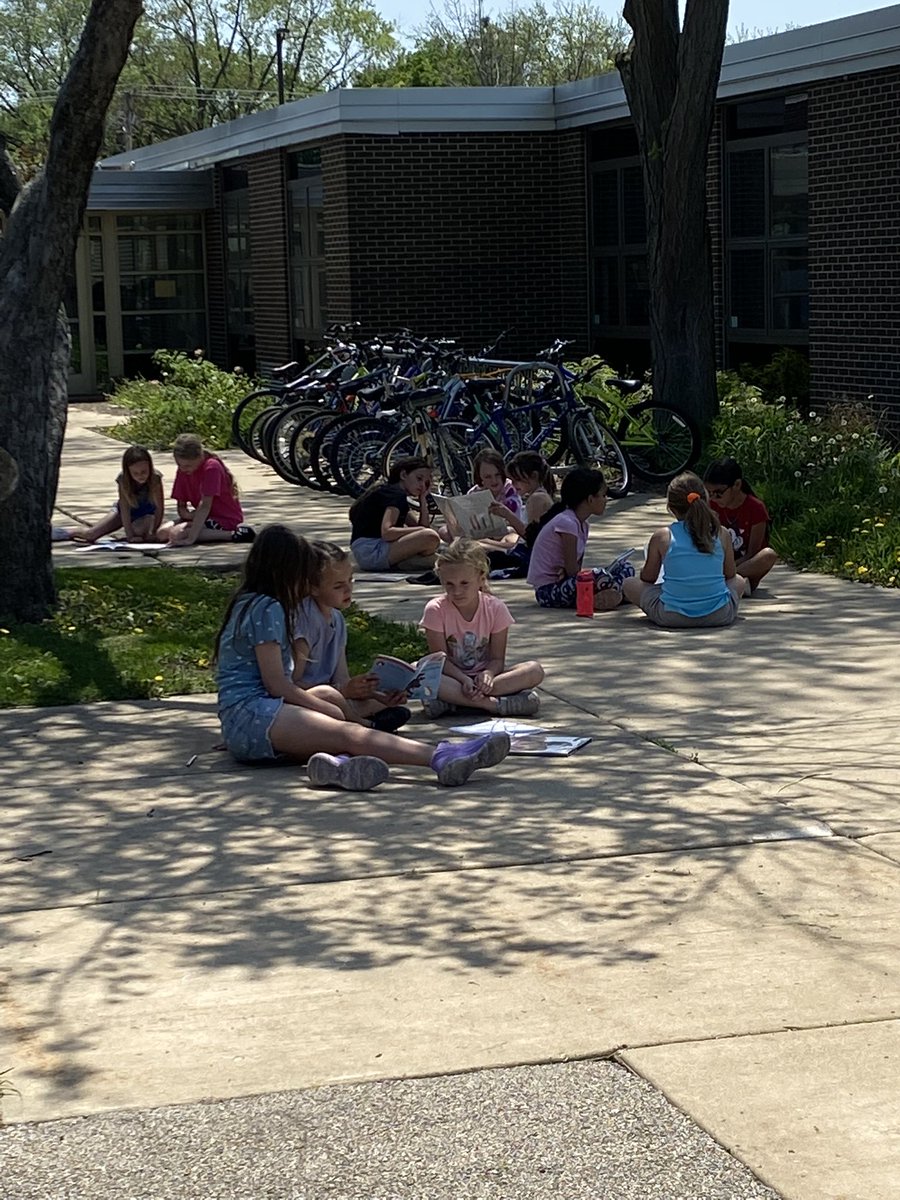2nd and 4th grade reading buddies! <a href="/MrsRyan10/">Mary Ryan</a>  #iginspires #rtsd26learns