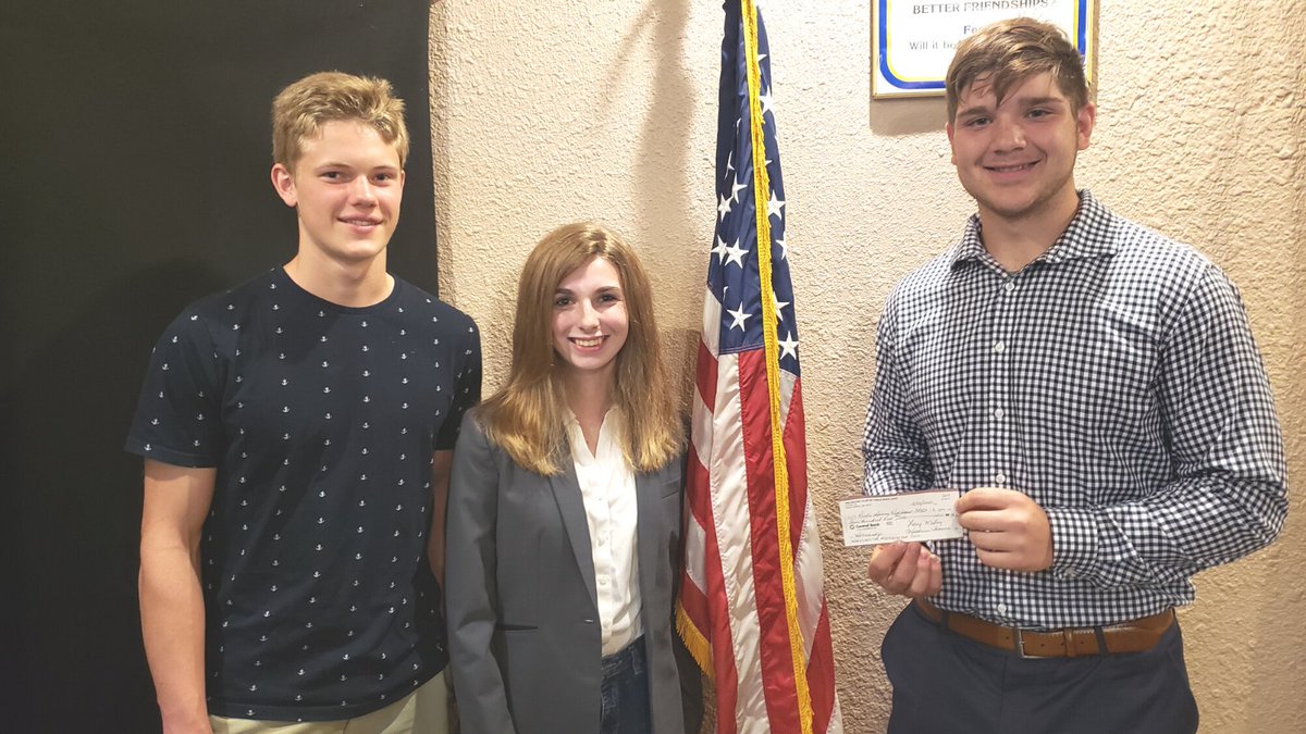 Students from <a href="/ReedsSpringHS/">RSHS Wolves 🐺</a> received $500 from the Rotary Club of Table Rock Lake to attend the FBLA National Conference!
#ONEwiththePACK