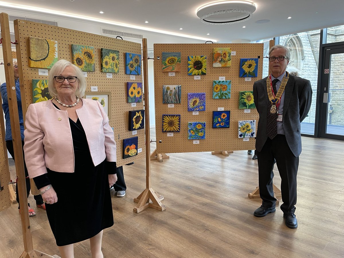 Lovely to be invited to the @HalifaxCalder preview evening of their Art and craft exhibition @ThePieceHall to raise funds for @OvergateHospice. Fantastic to see @HalifaxArt work on display beautiful! @hospiceuk what do you think?