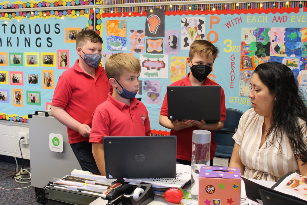 #SVSpanishClass Week comes to a close showcasing the 3rd grade class working with Senora Anderson on their Spanish Country Reports.