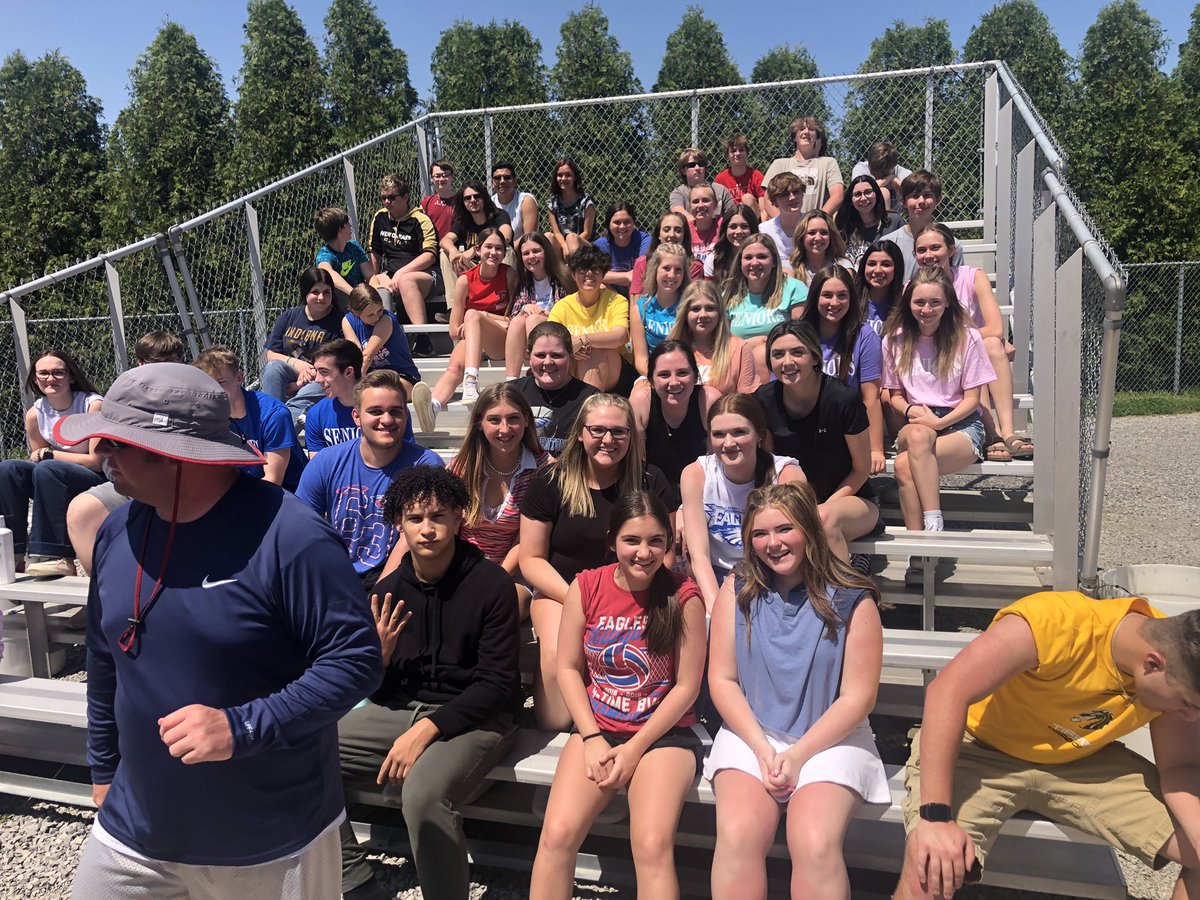 BenGerken's tweet photo. Student body enjoyed the sun this afternoon. @Courier_Sports @WOSNScores @BVC_sports https://t.co/mRbJXWuNMZ