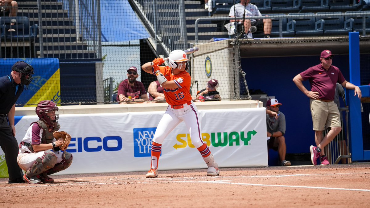 clemsonsoftball's tweet photo. T7 | Logoleo with ᴀɴᴏᴛʜᴇʀ ꜱᴏʟᴏ ʜᴏᴍᴇʀ! Can someone call NASA and ask them to look for the ball…? 🤪 

CU 4, VT 1 

#Team3 https://t.co/CEHkmbIAkD