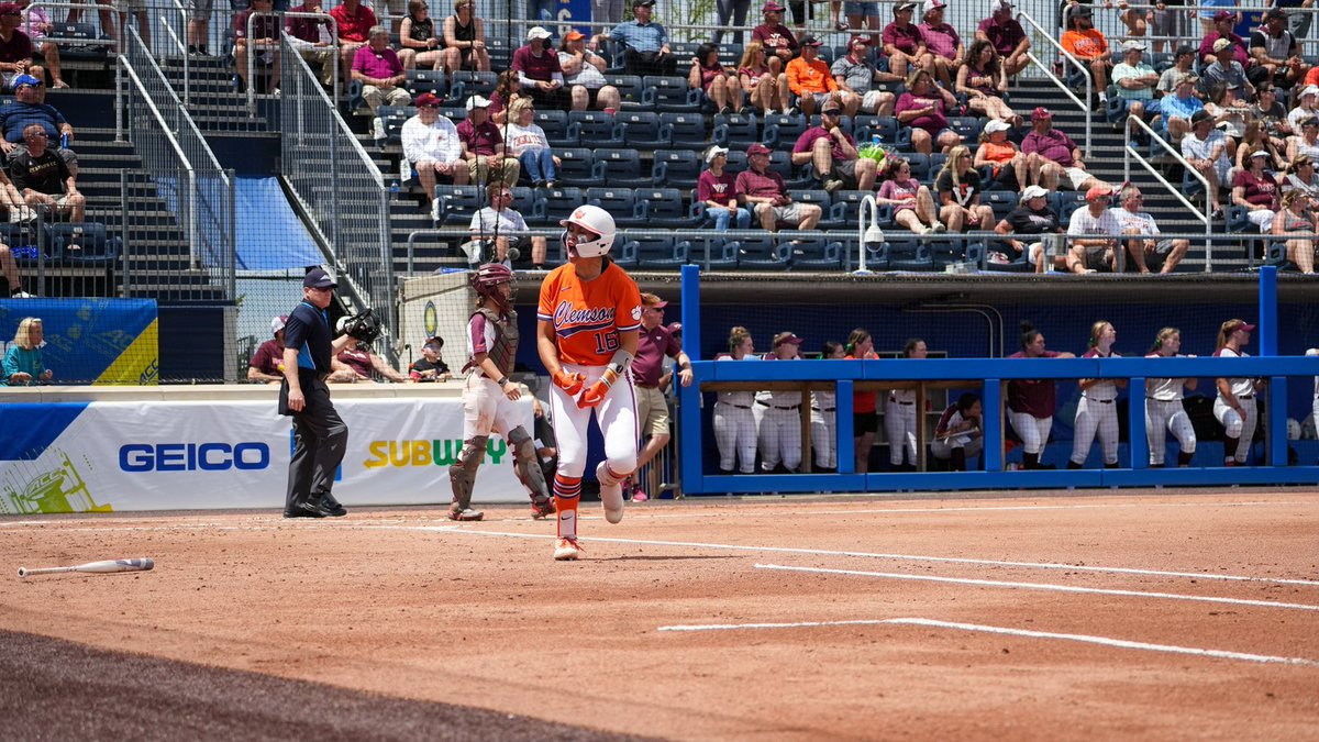 clemsonsoftball's tweet photo. T7 | Logoleo with ᴀɴᴏᴛʜᴇʀ ꜱᴏʟᴏ ʜᴏᴍᴇʀ! Can someone call NASA and ask them to look for the ball…? 🤪 

CU 4, VT 1 

#Team3 https://t.co/CEHkmbIAkD