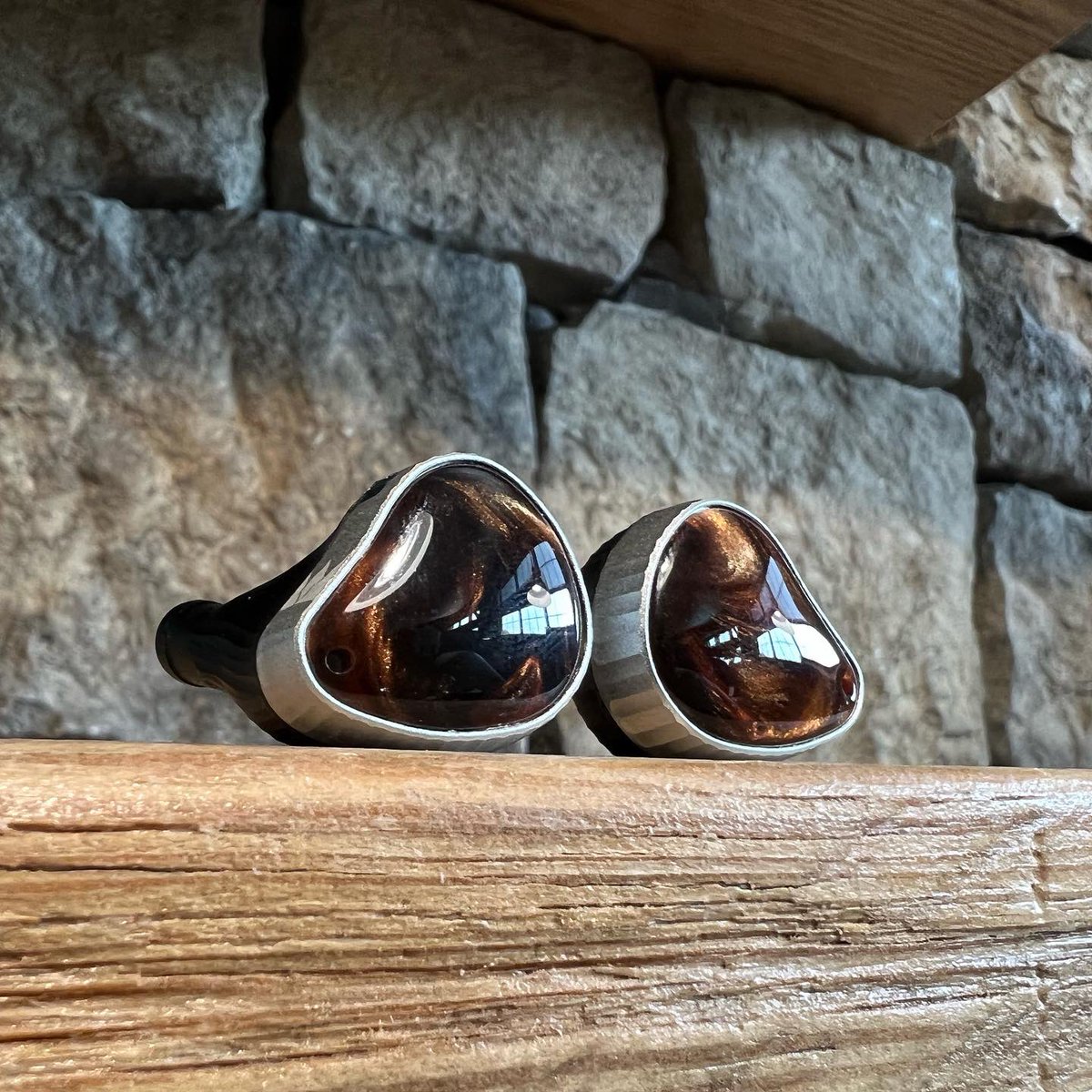 BloomAudioStore's tweet photo. Noble Kublai Khan is here and it is SPECTACULAR. Check out the full review on our site and see how it compares to Noble’s other flagship, Sultan, and Empire Ears’ Odin. https://t.co/cGeazAPSOz https://t.co/hj3g2RgM1o