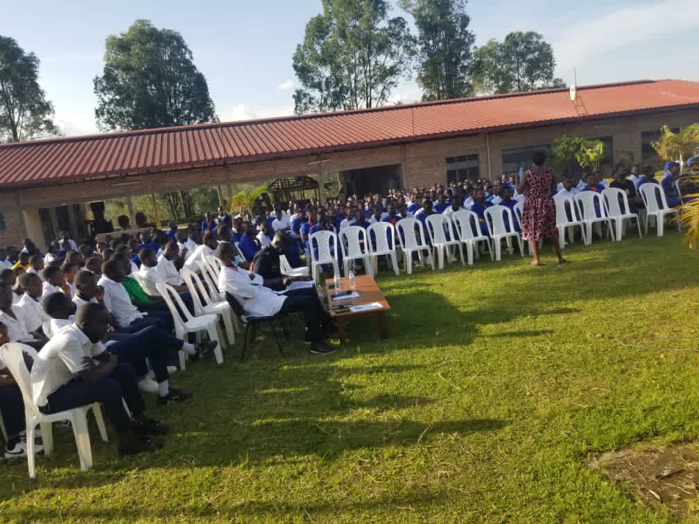 nycnyanza's tweet photo. Kubufatanye na @NyanzaDistrict  n'ikigo cy'urubyiruko na NYC none kuwa 13/5/2022 bakomeje #ubukanguramba mu rubyiruko ruri mu #mashuri.
Insanganyamatsiko iragira iti"NINJYE EJO HANJYE" bahabwa ikiganiro gikubiyemo ubutumwa bitandukanye. https://t.co/HajVqcqRSC