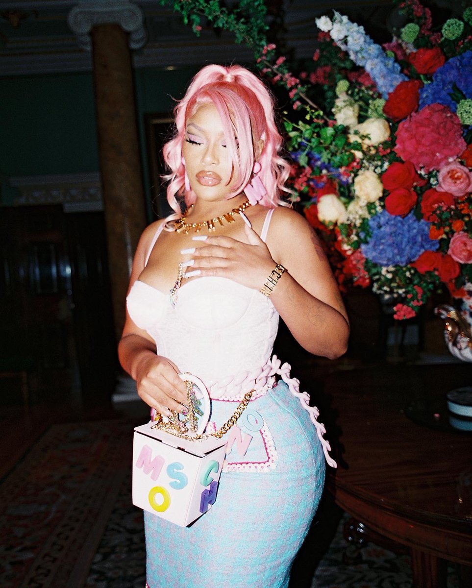 stefflondon's tweet photo. Issa Moschino babe ….Dressed by @Moschino !!! https://t.co/WWKPwZrEKQ