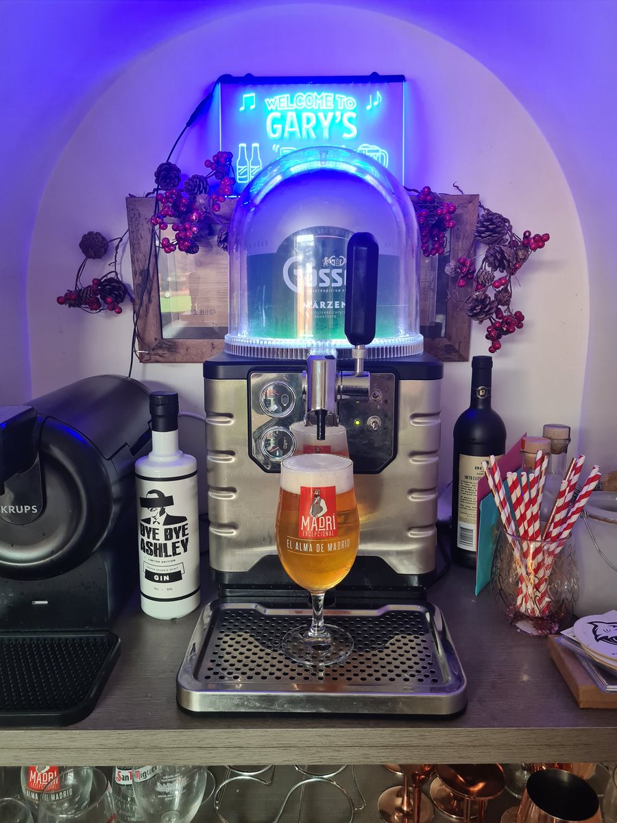 gazwilla's tweet photo. Tonight's tipple , gosser marzen on the blade. Party gear π» #ooooaye https://t.co/O0IaSvCPMw