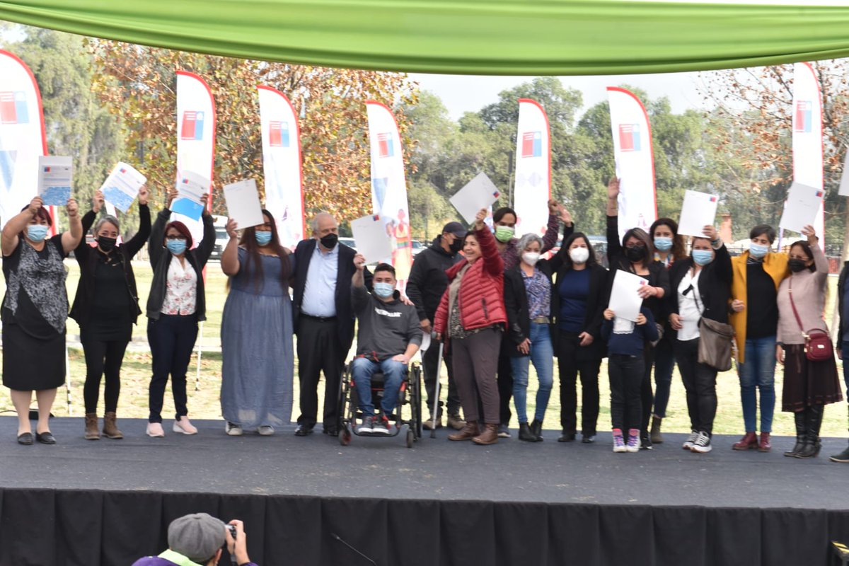 Claupascualgrau's tweet photo. Hoy en el Parque La Castrina en ceremonia de entrega subsidios de proyectos #PatiosDeNibsa y #Berlioz en San Joaquín. Emoción después de tantos años, esfuerzo, incluso proyectos frustrados. Saludos a las Dirigentas y vecinxs @carlosmontestwt #CristobalLabra @AlePlacenciaC https://t.co/ZHFgAHQIn8
