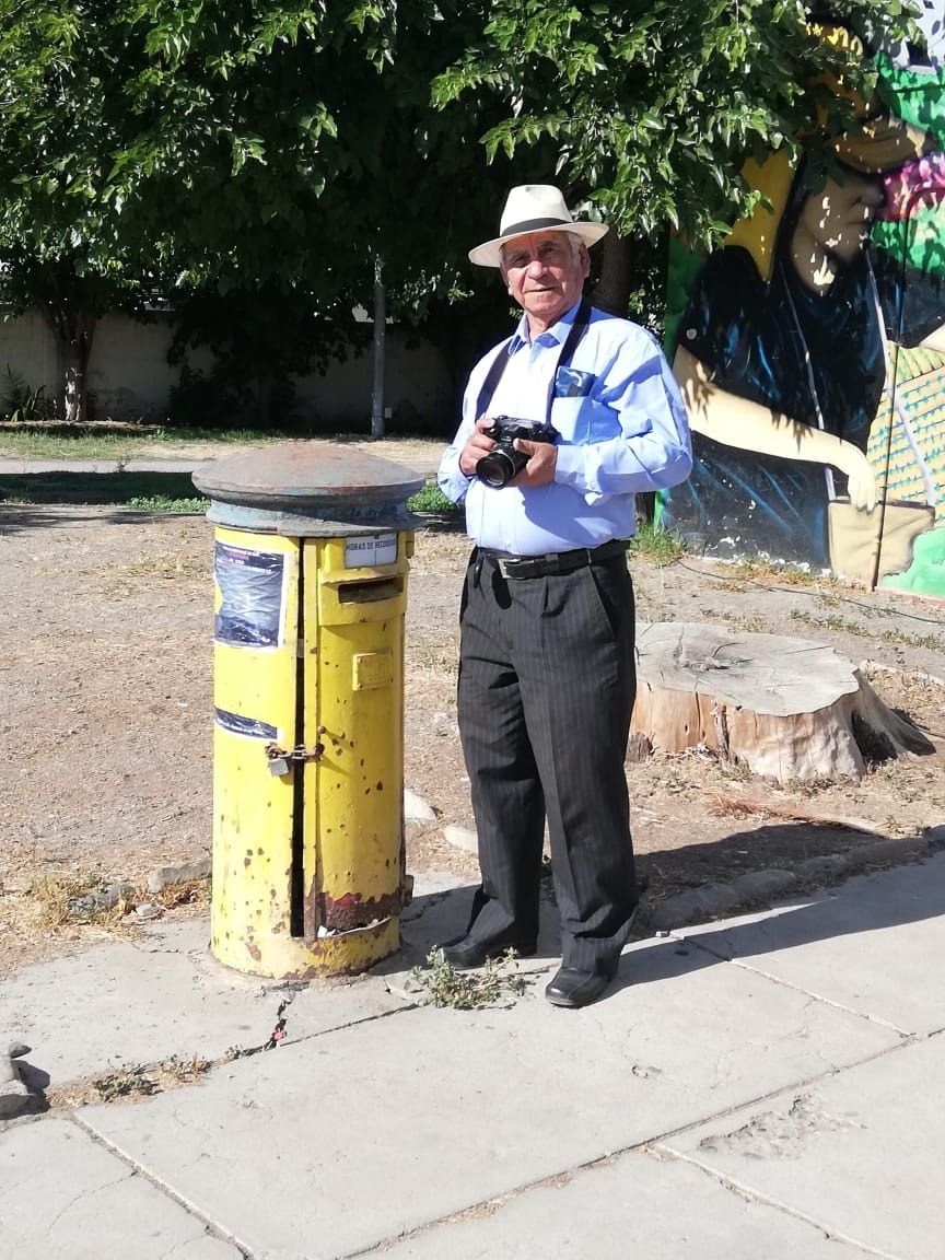pizarroviera's tweet photo. #Ovalle falleció fotografo Osvaldo Cuello, se van las leyendas de la fotografía. Uno de los tesoros vivos de la provincia del Limarí, a partido en su último viaje. Su velatorio son Población Limari avenida Las Palmas tercera etapa. @elovallino https://t.co/NsejA0plrY