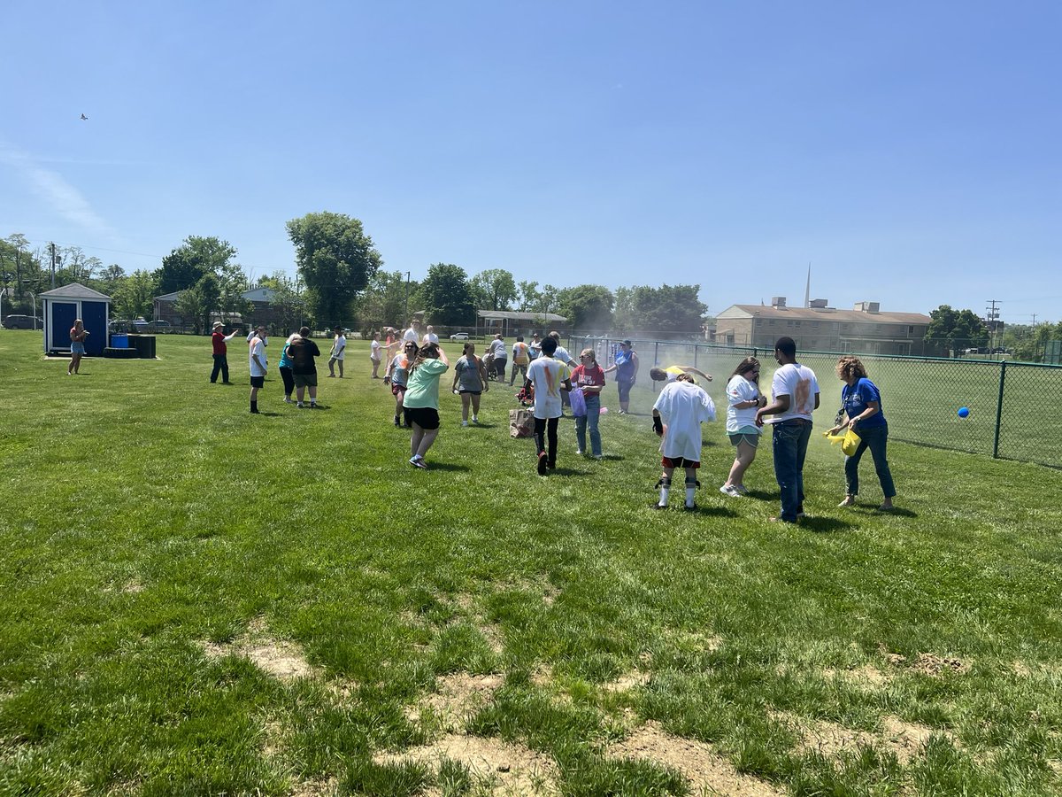 MissCox1501's tweet photo. Successful field day!! The kids had a blast! #bigblueonthemove @HSPrincipalHCSD @Hamilton_SEPP @MsPlogmanHHS https://t.co/L75f2FYOFx