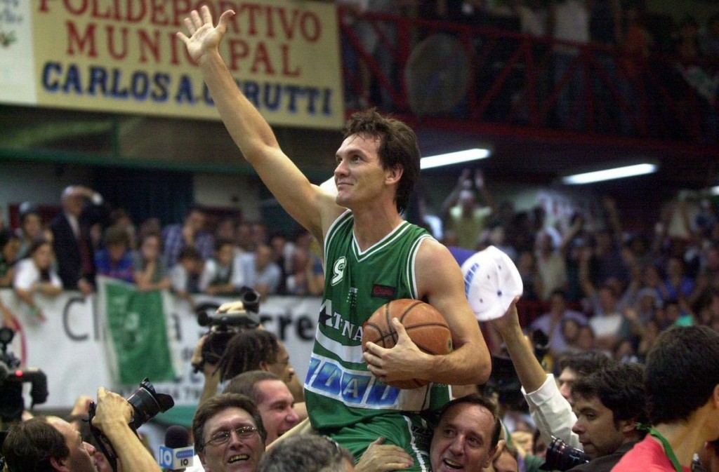 robertofmartin's tweet photo. Se cumplen 20 años del retiro del mejor jugador de la historia de la @LigaNacional.
El 13/05/2002 MARCELO MILANESIO colgó las zapas coronándose campeón una vez más junto a su querido @Atenas_oficial.
Respeto y admiración para el emblema máximo de la #LigaNacional. 
📸@mfigueras70 https://t.co/Fv0FsUuI3T