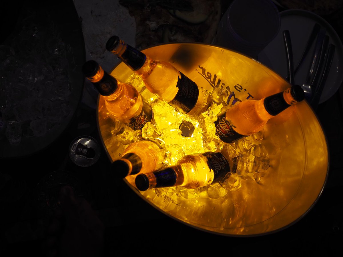 EsethuMagalela's tweet photo. Good music, some peers and refreshing ice cold drinks, #MillerXBoilerRoom is really the place to be tonight🥺🍻✨

#ItsMillerTime https://t.co/wQjShdwKIZ