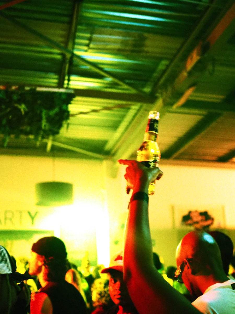 EsethuMagalela's tweet photo. Good music, some peers and refreshing ice cold drinks, #MillerXBoilerRoom is really the place to be tonight🥺🍻✨

#ItsMillerTime https://t.co/wQjShdwKIZ