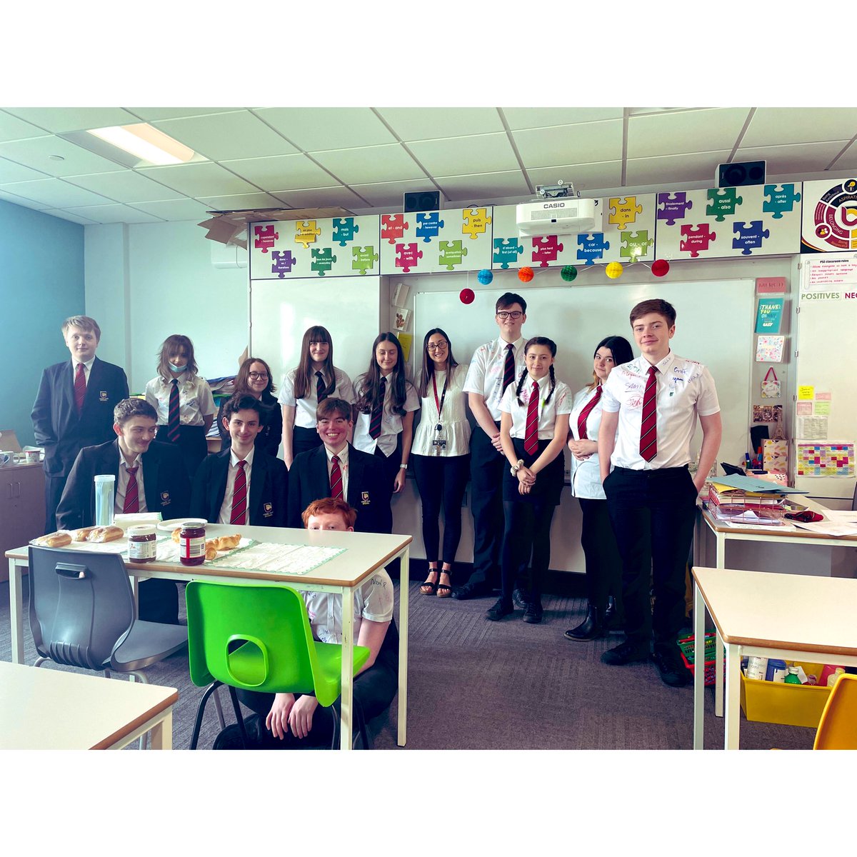 YCB_MFL's tweet photo. Celebrated Year 11’s last French and Spanish lessons with pastries, crêpes &amp; churros🥐🇫🇷🇪🇸 #Classof2022 #ycbmfl #bonnechance #buenasuerte https://t.co/yqPKDu9Tup