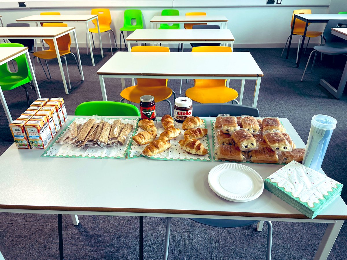 YCB_MFL's tweet photo. Celebrated Year 11’s last French and Spanish lessons with pastries, crêpes &amp; churros🥐🇫🇷🇪🇸 #Classof2022 #ycbmfl #bonnechance #buenasuerte https://t.co/yqPKDu9Tup