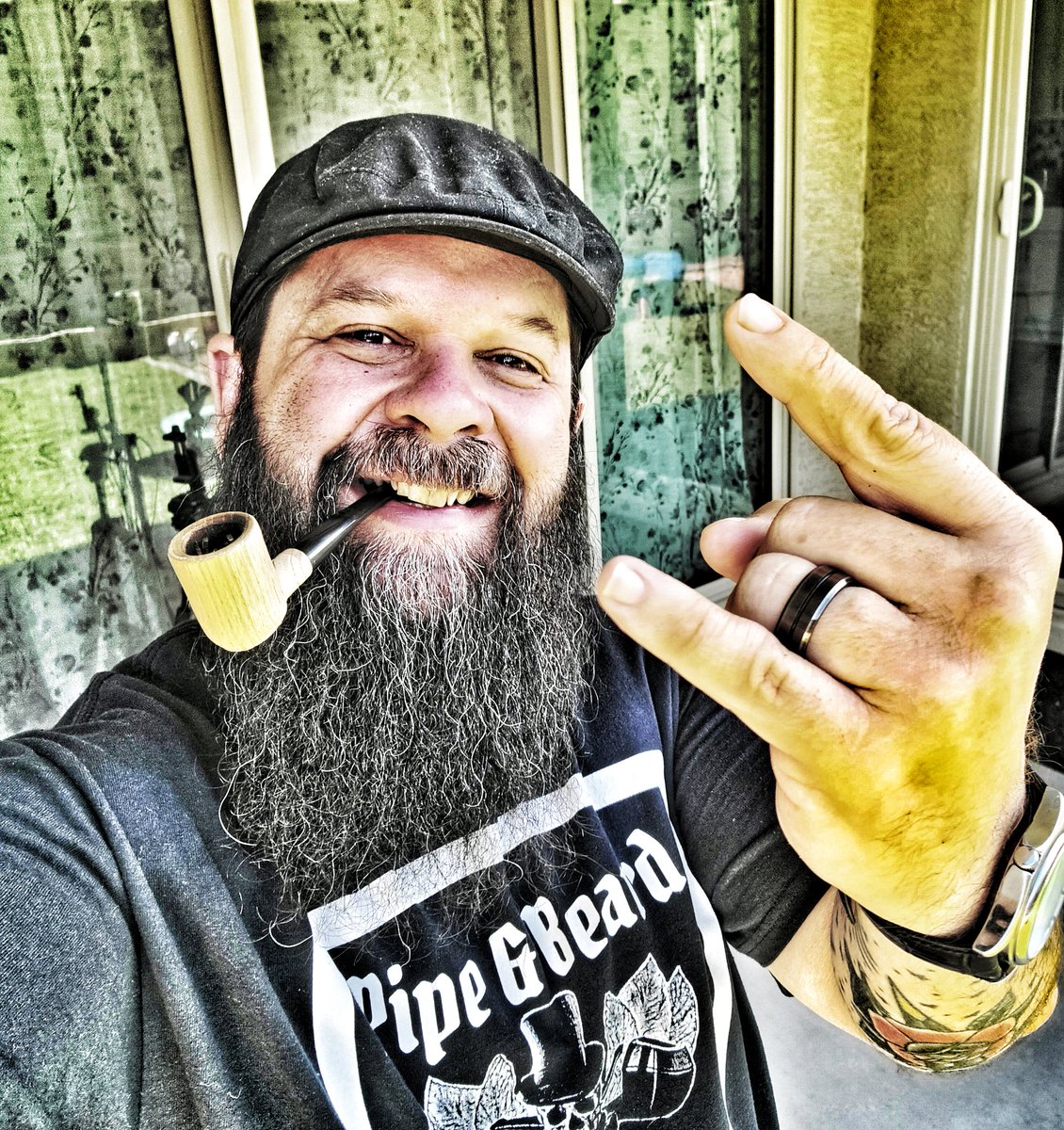 TheArizonaJim's tweet photo. Happy #TGIF all you beautiful people's!!!!! Enjoying some Ennerdale Flake in a pipe I made. Also repping #flatcapfriday cause well, I can! #pipeandcigarcommunity #pipersunite #Arizona https://t.co/gHuMniao2T