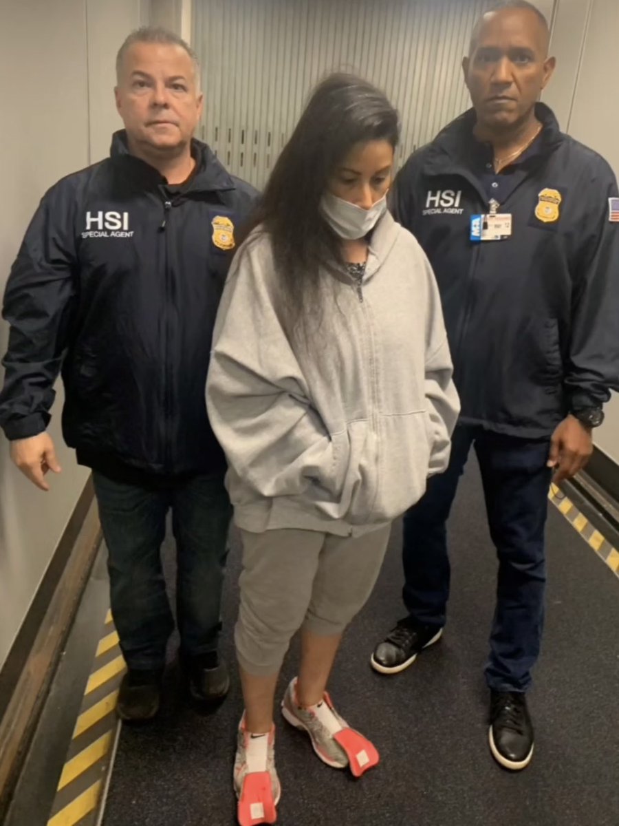 VeneNoticias_'s tweet photo. Extesorera de Hugo Chávez, Claudia Díaz, llegó anoche al sur de
Florida y está bajo custodia.

Por investigación dirigida por Homeland Security Investigations Miami, sobre lavado de dinero y violación de la ley de corrupción extranjera.

#Noticias #Venezuela #13Mayo https://t.co/l2yenKnV0X