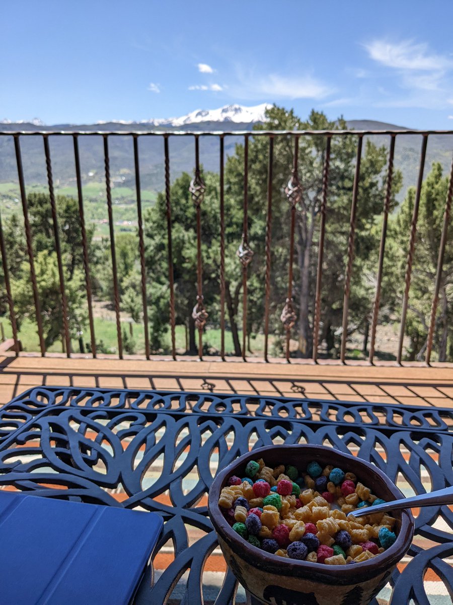 FamiconDM's tweet photo. Enjoying some afternoon cereal on vacation @cerealclubnft https://t.co/FJlP9q92tf