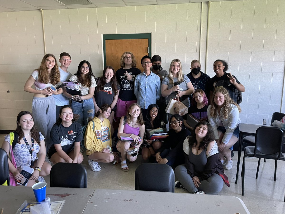 EducateEH's tweet photo. Last day with Kien and Kira! 💕#theEastway 7th bell! https://t.co/iwSNeOSqDr
